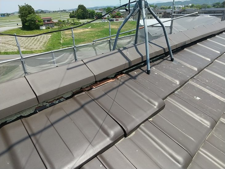 地震により、棟部分が崩れている瓦屋根です。