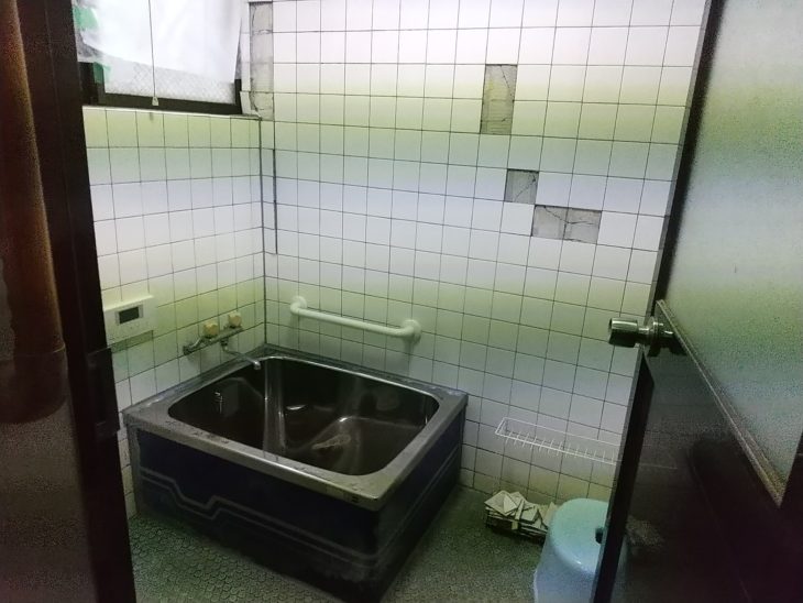 タイルの剥がれている浴室の状況です。