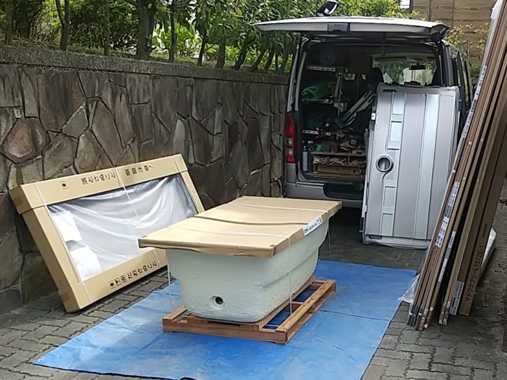 ユニットバスの組み立て風景です
