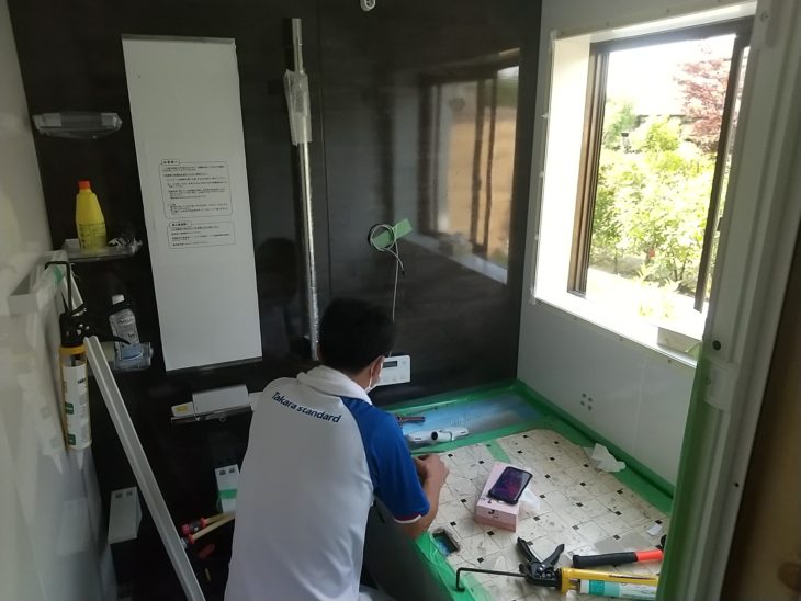 ユニットバスを設置している状況の写真です