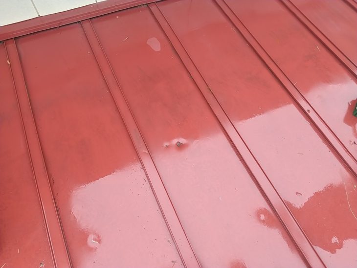 瓦が落ち、穴が開いてしまった金属屋根です