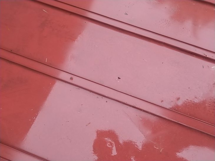 瓦が落ち、穴が開いてしまった金属屋根です