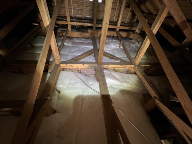 断熱材が天井裏敷かれている状態です