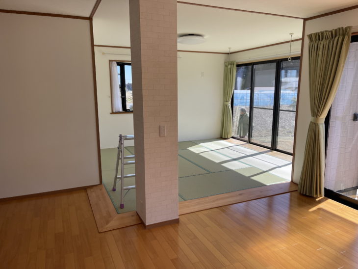 施工後の和室とリビングの境です